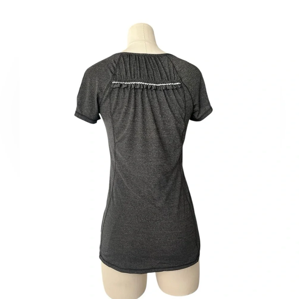 Lululemon sz  6  Gray RUN WILD SHORT SLEEVE TECH SHIRT Reflective Running H12